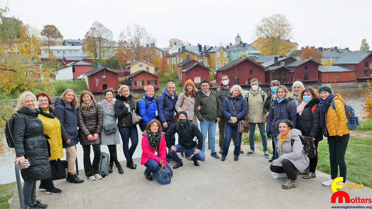 Międzynarodowa grupa uczestników kursu zwiedza Porvoo