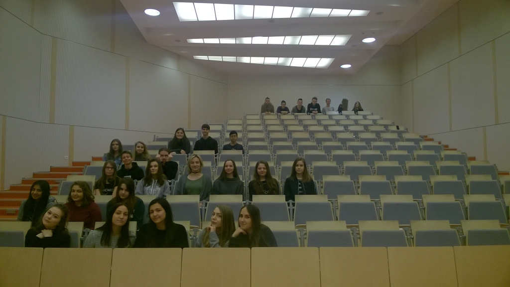 Uczestnicy spotkania podczas zwiedzania Wydziału Filologicznego UŁ.